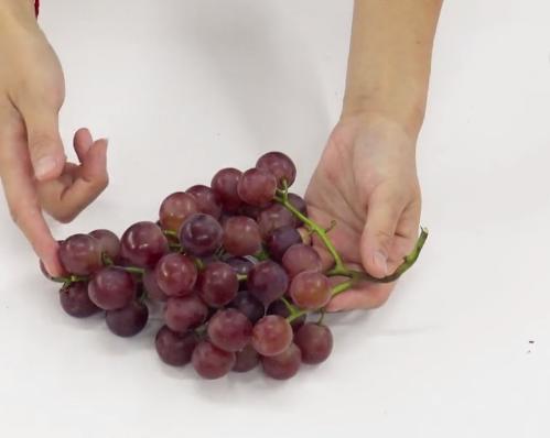 清水洗葡萄跟沒洗一樣臟，教你一招，吃葡萄再也不用剝皮了