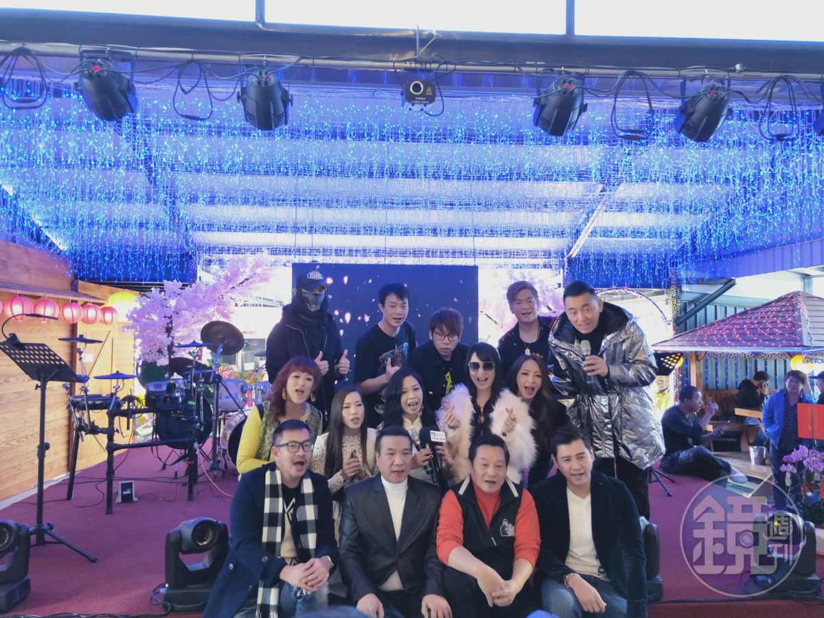 在資深藝人林義芳(前排右2)號召下,許多藝人都成為餐廳股東。